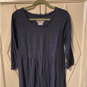 Beautiful linen navy blue dress in excellent like new condition. Size 4/6